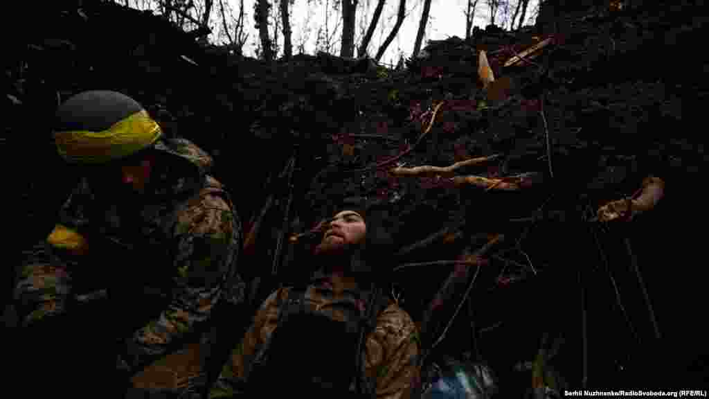 Deși BMP-ul era inutilizabil, soldații au reușit să continue și să atace pozițiile rusești.