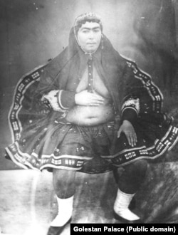 Nászer ad-Din feleségének portréja. Tekintettel a fotó pikáns jellegére, a képet szinte biztosan maga a sah készítette