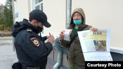 Ижма, Русија. Еко активистот Алексеј Семјонов, гонет кривично за дискредитирање на руската армија.