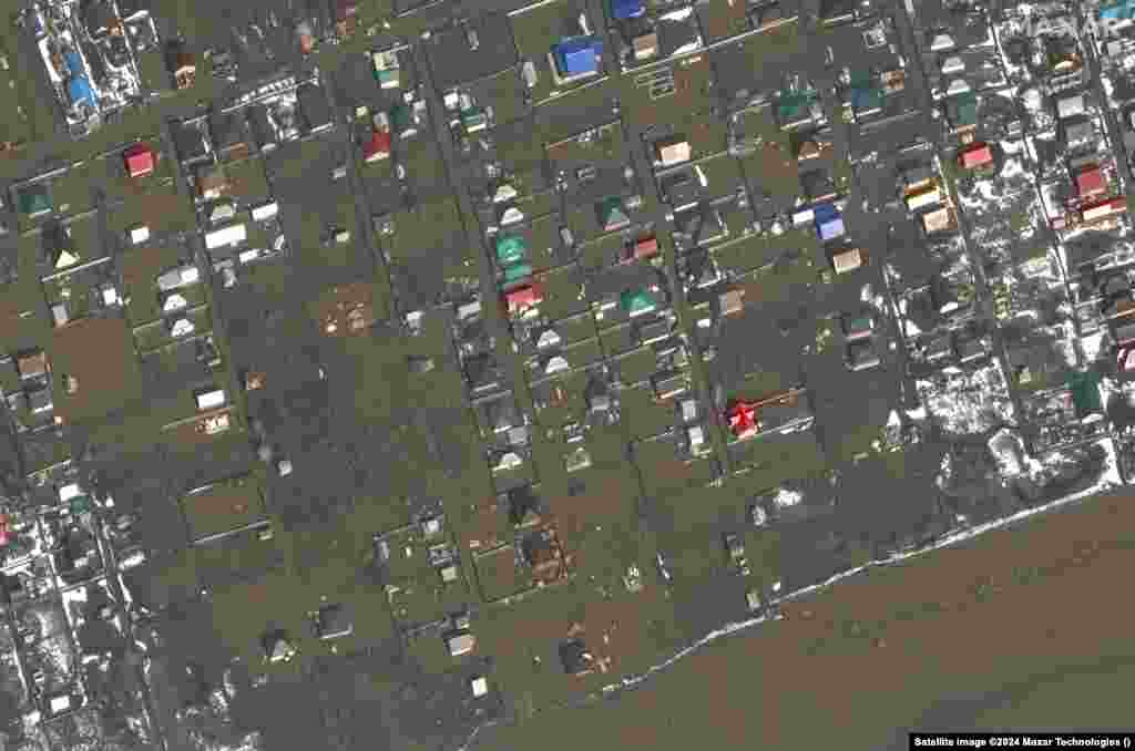 U Orenburgu, gradu sa više od pola miliona stanovnika, udaljenom oko 1.200 kilometara od Moskve, poplavljene su stotine domova. Evakuirano je najmanje 7.700 osoba, s obzirom na to da je rijeka Ural porasla iznad kritičnog nivoa od 9,3 metra. &nbsp;