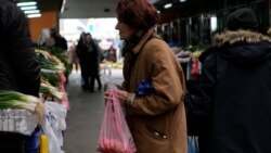 'Na pašteti smo': Preživljavanje na pijaci u Banjaluci