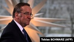 По словам Бориса Писториуса, один из участников дискуссии подключился к разговору по незащищенной линии