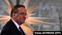 გერმანიის თავდაცვის მინისტრი ბორის პისტორიუსი. 11 დეკემბერი, 2023 წელი. პისტორიუსი რუსეთის მიერ გერმანელი ოფიცრების საუბრის ჩანაწერის გამოქვეყნების გამო აცხადებს, რომ რუსეთს "საინფორმაციო ომი" აქვს გაჩაღებული. 