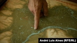 Oleg Tubolcev, istraživač u Nacionalnom rezervatu Korticja i osnivač Nove arheološke škole u Zaporožju, pokazuje na kartu koja prikazuje istorijski Veljki lug ili Veliku livadu.