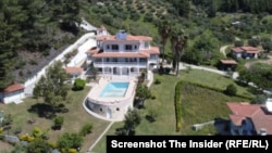 Вила на гръцкия полуостров Халкидики, собственост на Елена и Николай Шапошникови. Двамата са разкрити като агенти на руското военно разузнаване ГРУ.