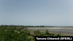 Locuitorii din Anaklia au fost mutați din această zonă, în 2018, ca să poată începe construcția portului, dar terenul a rămas viran - în 2020, s-a renunțat la prima încercare de construire.