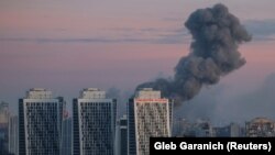 Dim se diže nad gradom nakon udara ruskih raketa i dronova, usred ruskog napada na Ukrajinu, u Kijevu, Ukrajina, 29. decembra 2023.
​