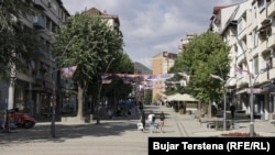 Građani šetaju bulevarom u Severnoj Mitrovici. Ilustrativna fotografija