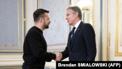 Sekretari amerikan i Shtetit, Antony Blinken (djathtas) takohet me presidentin ukrainas Volodymyr Zelensky. (Fotografi nga arkivi)