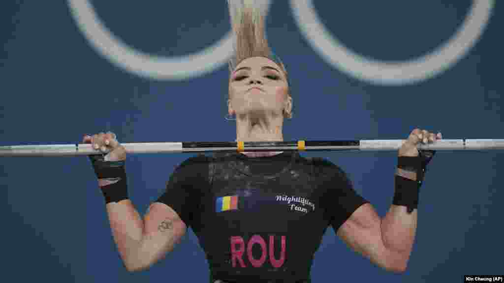 Michaela Valentina Cambei iz Rumunije takmiči se u disciplini dizanja tegova od 49 kilograma za žene kako bi osvojila srebrnu medalju 7. avgusta.