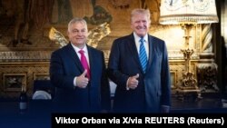Виктор Орбан (вляво) и Доналд Тръмп на среща във Флориде, 11 юли 2024 г.