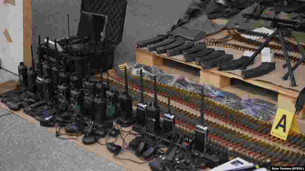 Karikatorë, fishekë e radiolidhje.&nbsp;