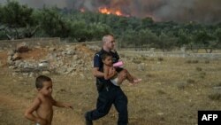 Гръцки полицай спасява деца от село до столицата Атина. В Гърция бушуват горски пожари на фона на рекордните горещини. 