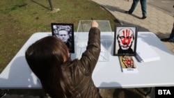 Протестиращи гласуват на импровизирана урна. В нея може да се пусне глас за "Алексей Навални и мир" или за "Владимир Путин и война"