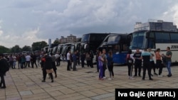 Busszal érkeznek vidékről és a környező országokból a belgrádi tüntetésre Aleksandar Vučić támogatói 2023. május 26-án