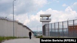 Një zyrtar duke patrulluar në Qendrën e Paraburgimit në Gjilan.