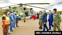 Președintele Ugandei, Yoweri Museveni, alături de Valerii Copeichin (dreapta), într-o vizită la întreprinderea celui din urmă, Pro Heli International Services, aprilie 2023.