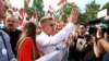 Peter Magyar duke përshëndetur mbështetësit e tij gjatë një proteste në Budapest, më 5 prill 2024.