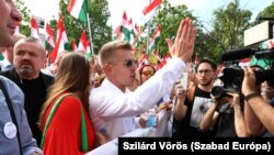 Peter Magyar duke përshëndetur mbështetësit e tij gjatë një proteste në Budapest, më 5 prill 2024.