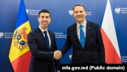 Mihai Popșoi (stânga) și ministrul de Externe al Poloniei, Radoslaw Sikorski, în timpul vizitei șefului diplomației moldovene la Varșovia în iunie 2024. Chișinăul contează pe relațiile bune cu Polonia pentru a accelera procesul de negocieri privind aderarea la UE.