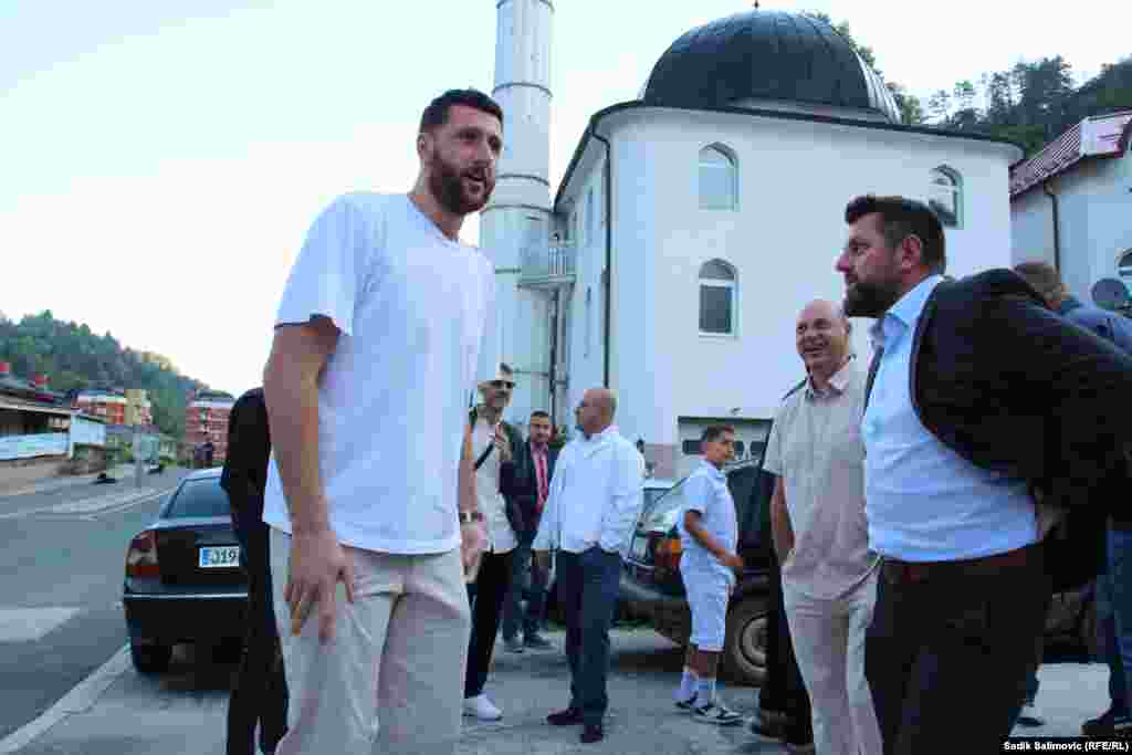 NBA igrač i bh. reprezentativac Jusuf Nurkić bajram-namaz je klanjao u Srebrenici.&nbsp;