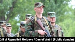 În componenta rezervei active a Forțelor Armate sunt incluși, de regulă, rezerviștii instruiți militar cu vârste între 18 și 60 de ani.