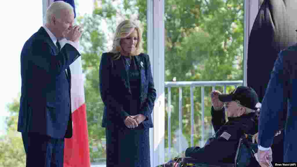 Joe Biden felesége és egy második világháborús veterán társaságában. &bdquo;Nem szabad elfelejtenünk, hogy bár aznap itt hősök harcoltak, nem szabad elfelejtenünk, hogy mit kell tennünk ma. A demokrácia soha nem adott. Minden generációnak meg kell őriznie, meg kell védenie, és harcolnia kell érte. Ez korunk kihívása&rdquo; &ndash; mondta Biden