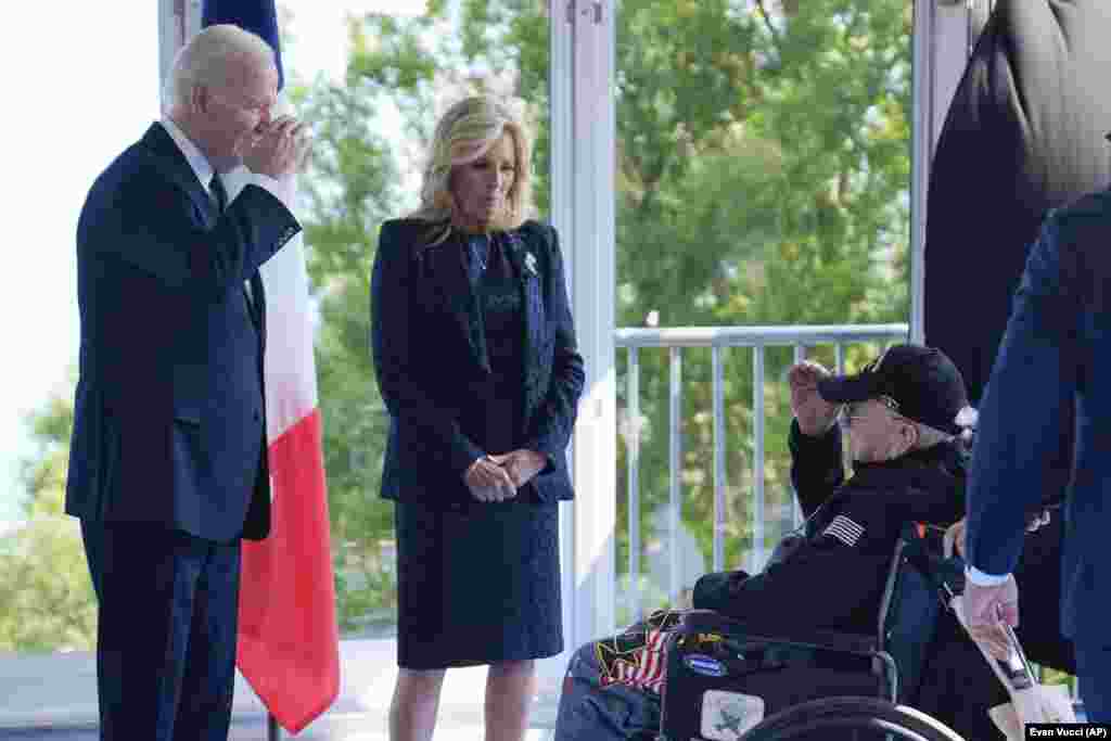 Džo Bajden salutira veteranu Drugog svetskog rata dok je pored njega Džil Bajden. &quot;Moramo imati na umu da nas činjenica da su oni tog dana bili heroji ne oslobađa od onoga što moramo da uradimo danas. Demokratija nikada nije zagarantovana. Svaka generacija mora da je čuva, brani je i bori se za nju. To je trajni test&quot;, rekao je Bajden.