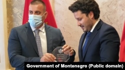 Abazović uručio zahvalnicu pomoćniku direktora UP Kneževiću 2021. godine.