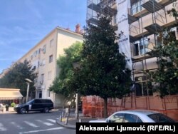 Stambena zgrada (lijevo) iz koje vodi tunel do depoa Višeg suda (desno) u strogom centru Podgorice