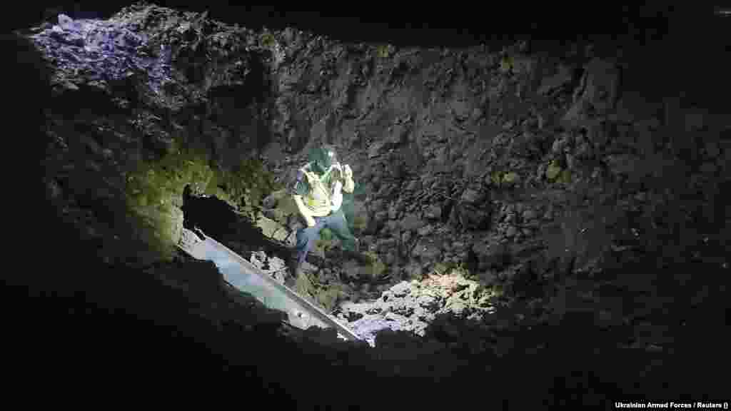 Krater nastao od krhotina bespilotne letjelice,&nbsp;rano ujutro 10. juna 2023.