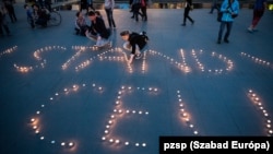 Tüntetés a CEU mellett a budapesti Kossuth téren 2017. április 4-én