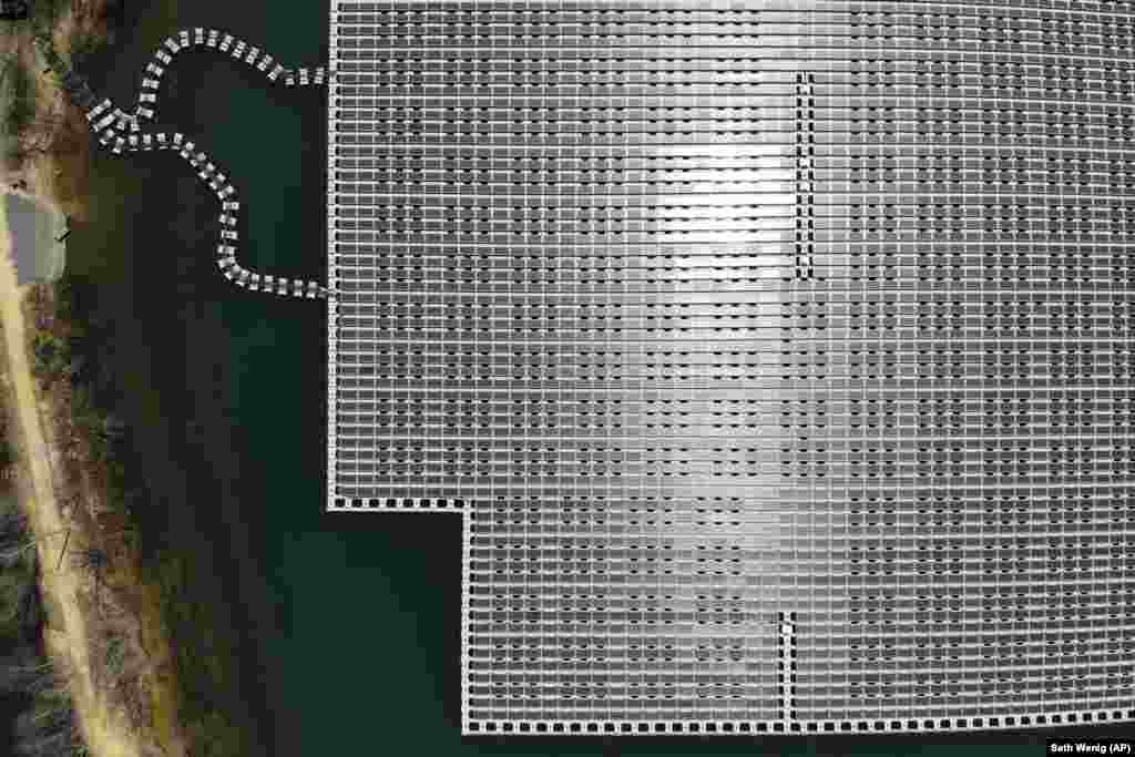 Napelemek lebegnek egy víztározó tetején a New York állambeli Sayreville-ben