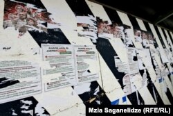 ხალხის მიერ კედლებიდან ჩამოხეული ე.წ. აგენტების კანონის პროპაგანდისტული პლაკატების ნარჩენები თბილისში. 10 აპრილი, 2024