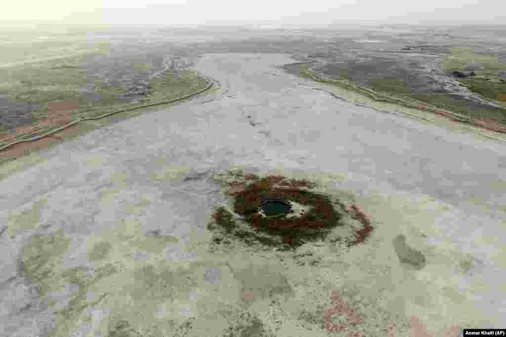 Itt valamikor a Sawa-tó volt, mostanra már csak a teljesen kiszáradt meder maradt