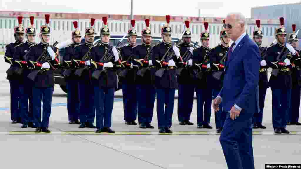 Američkog predsjednika Joea Bidena dočekuju pripadnici francuske počasne straže dok stiže u zračnu luku Paris-Orly 5. juna uoči komemoracije Dana D. Biden će se tokom ceremonija sastati s ukrajinskim predsjednikom Volodimirom Zelenskim i očekuje se da će održati govor o odbrani demokracije u Evropi. &nbsp;