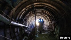 Soldații israelieni într-un tunel cu centuri de fier proiectat de Hamas, prin care puteau trece vehicule de luptă - 15 decembrie 2023.