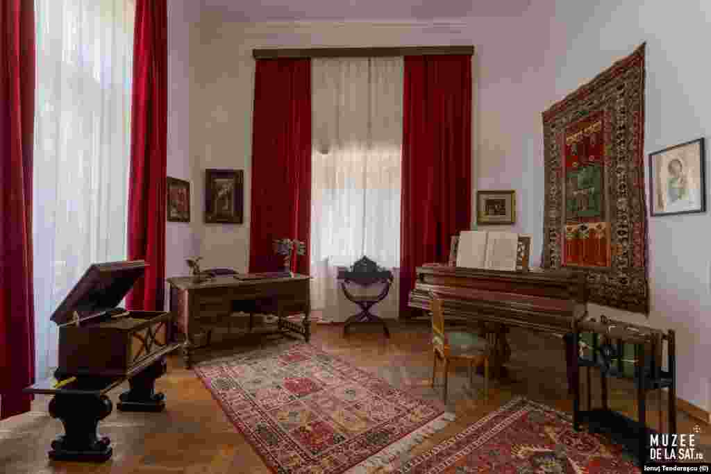 La acest conac a definitivat George Enescu opera sa lirică Oedip, pe care a dedicat-o soției sale. În 1947, la un an după mutarea definitivă a lui Enescu în Paris, Maruca donează acest conac Ministerului Culturii. ​​Aici poate fi explorat turul virtual 3D al Secției&nbsp;&bdquo;Dumitru şi Alice Rosetti Tescanu - George Enescu&rdquo;, Tecani, județul Bacău.