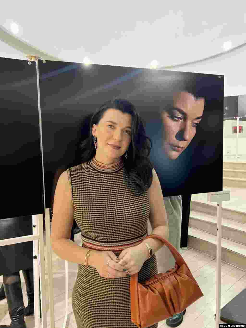 &quot;Zadovoljstvo mi je da sam deo jedne ovakve izložbe na kojoj su učestvovale izuzetne žene ostavivši na fotografijama deo svoje duše i pokazujući razumevanje za one koji prolaze kroz nasilje, ali dajući i podstrek da iz njega izađu&quot;, rekla je za Radio Slobodna Evropa (RSE), novinarka Branislava Antović Aleksić.