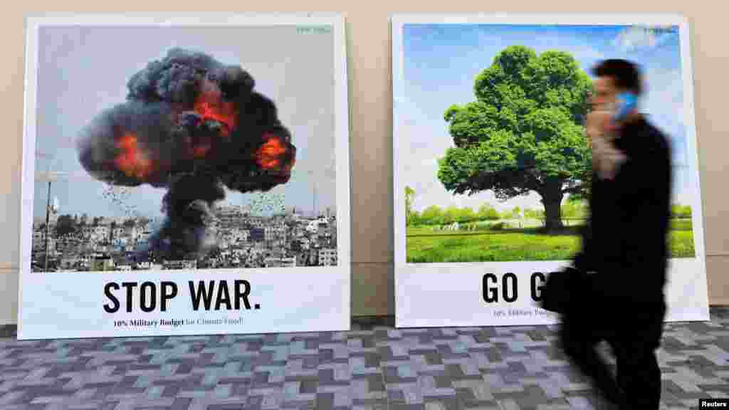 &bdquo;Állítsuk meg a háborút, legyünk zöldek!&rdquo; &ndash; hirdetik a táblák a dubaji COP28 expón.&nbsp;A jelenlegi tervezet arra szólítja fel az országokat, hogy &bdquo;igazságos, rendezett és méltányos módon&rdquo; csökkentsék a fosszilis tüzelőanyagok fogyasztását és termelését, ami nem elég radikális a&nbsp;fosszilis tüzelőanyagok drasztikus kivonását támogatók számára