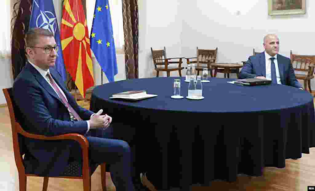 СЕВЕРНА МАКЕДОНИЈА -&nbsp;Претседателот на ВМРО-ДПМНЕ Христијан Мицкоски објави предлог до Владата и премиерот Димитар Ковачевски кога да се одржат парламентарни избори кои би биле во ист ден со претседателските. Му остави период на Ковачевски да одбере кога би биле изборите, но вели дека срамота е што преку медиуми се договараат и лиферуваат датуми за редовни избори.