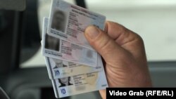 Srbin sa Kosova drži lične karte izdate od strane Srbije i Kosova. (ilustrativna fotografija)