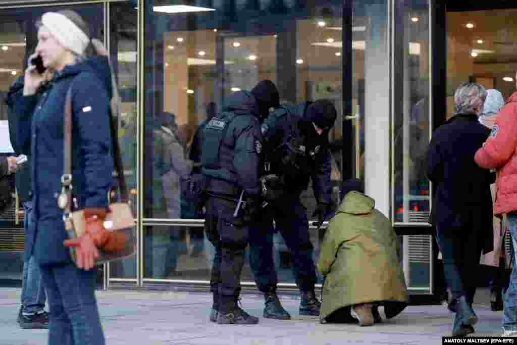 Policët rusë duke kryer kontrolle para mbajtjes së një koncerti të bendit të rrokut, Piknik, në Shën Petersburg. Ky grup tha se paratë nga shitja e biletave do të shkojnë për familjarët e viktimave. Ky grup ishte planifikuar të performonte në Crocus natën kur ndodhi masakra.