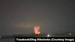 Тази снимка се разпространява от украинци, които твърдят, че така е избухнал руският дрон от румънската страна на Дунав.