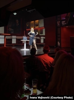 Ivana Vojinović na sceni tokom "Influenserice"