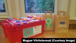 Ilyen csomagokat hagynak a támogatott iskolák tanári szobájában a Magyar Vöröskereszt területi képviselői. Ebből kérhetnek eszközöket szükség esetén az érintett lányok a tanáraikon keresztül