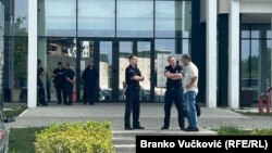 Policija u zgradi Višeg suda u Kragujevcu, u centralnoj Srbiji, nakon dojave o postavljenoj bombi, 31. maj 2024.