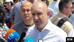 Румен Радев на националния събор в местността Рожен в Родопите, където откри пилон с българското знаме.