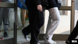 Ученици излегуваат од училиште (илустрација).