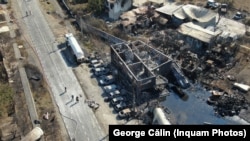 Imaginile surprinse duminică după amiază arată pompierii care răcesc alte două cisterne cu gaz.